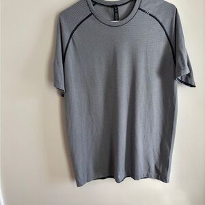 MEN’S LULULEMON MEDIUM STRIPED BLUE WORKOUT SHIRT
